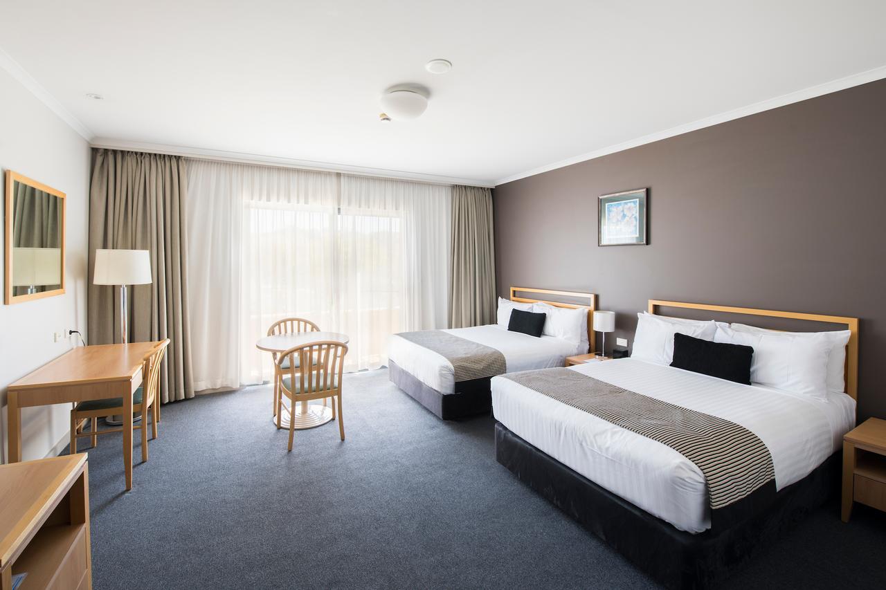 The Woden Hotel Phillip Exterior photo