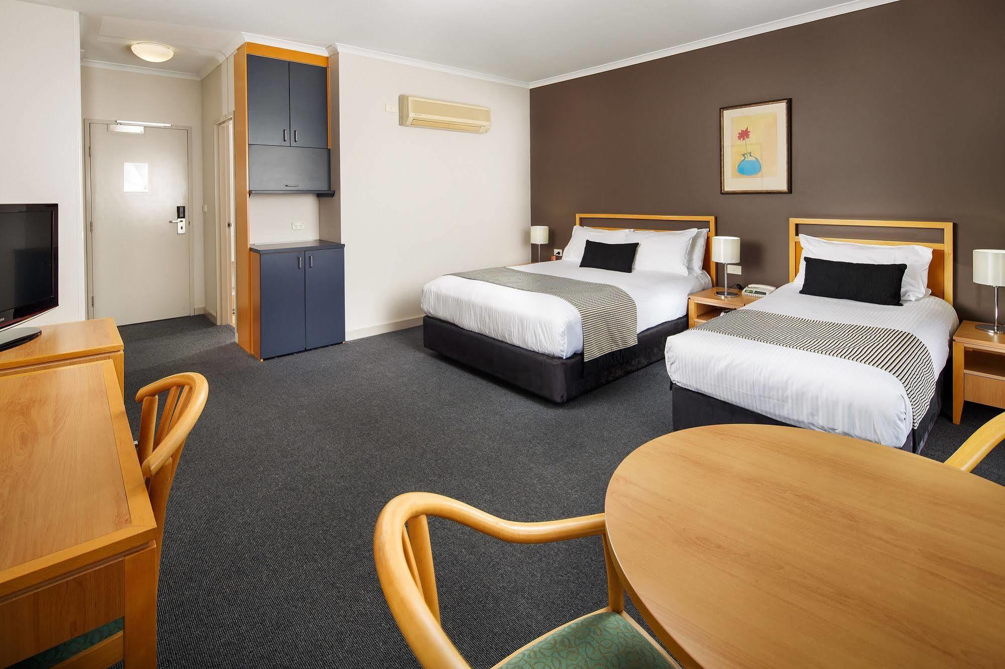 The Woden Hotel Phillip Exterior photo