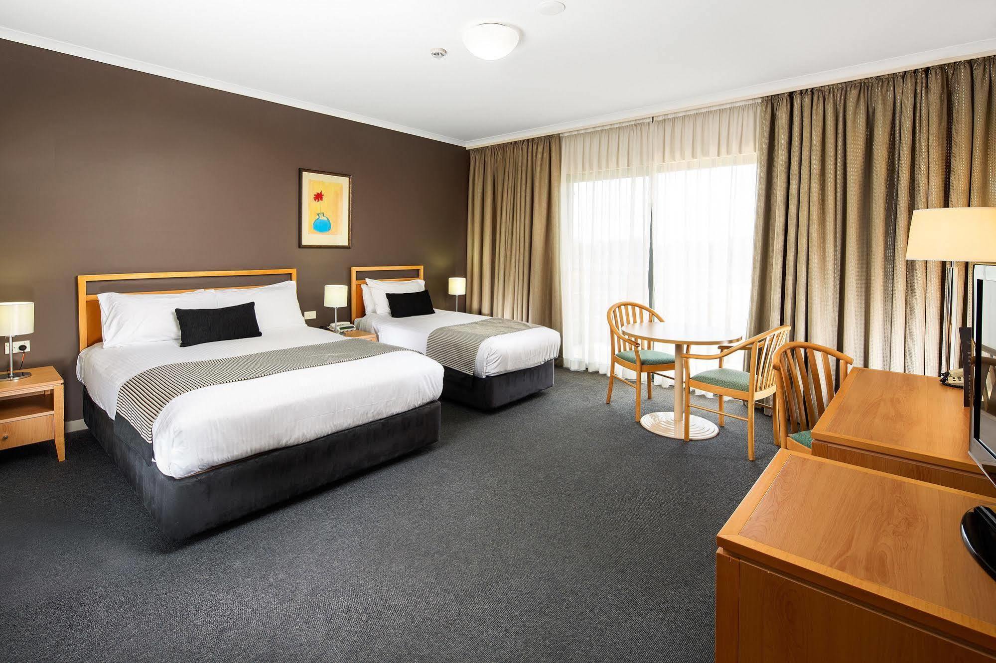 The Woden Hotel Phillip Exterior photo