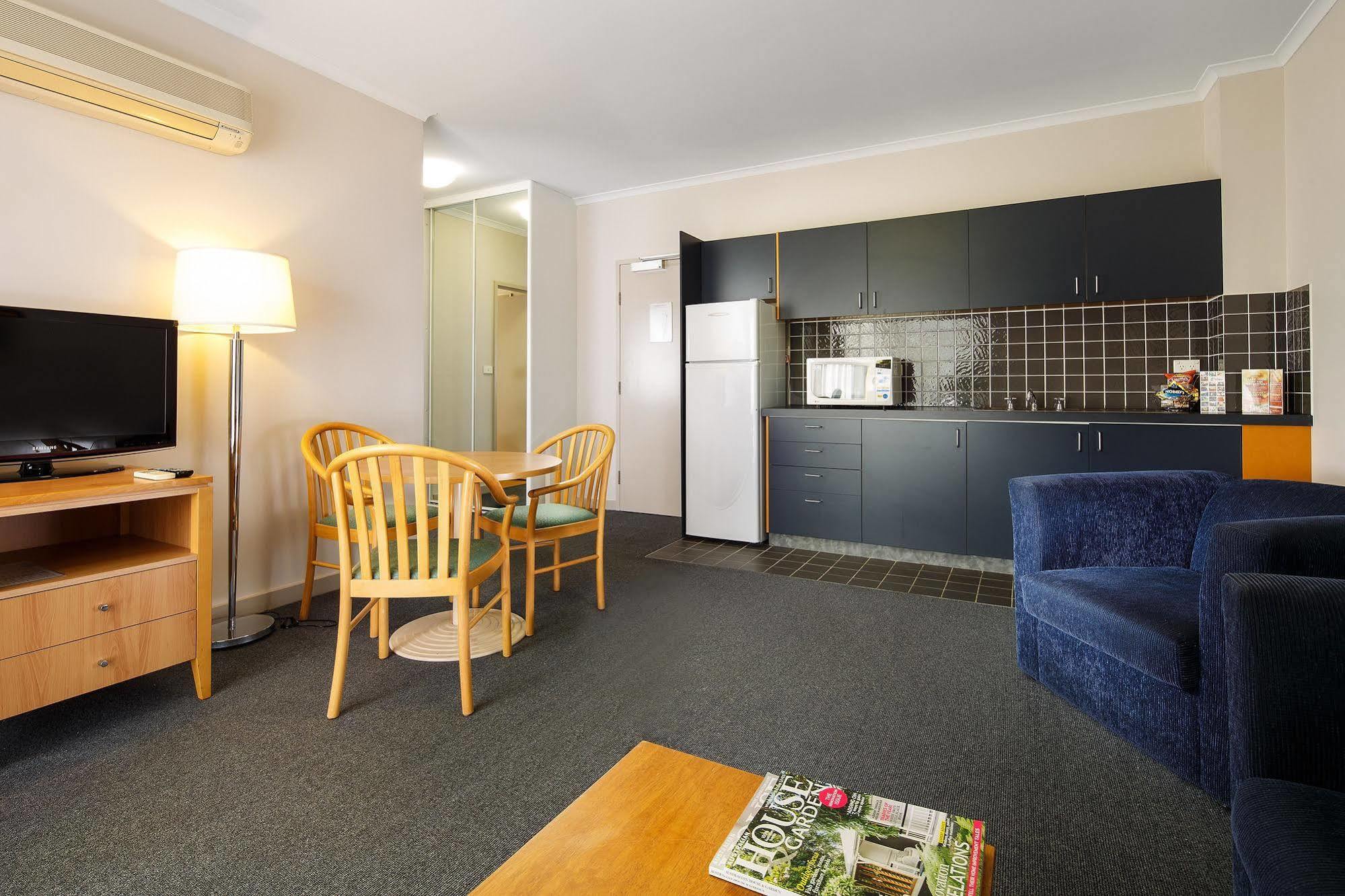 The Woden Hotel Phillip Exterior photo