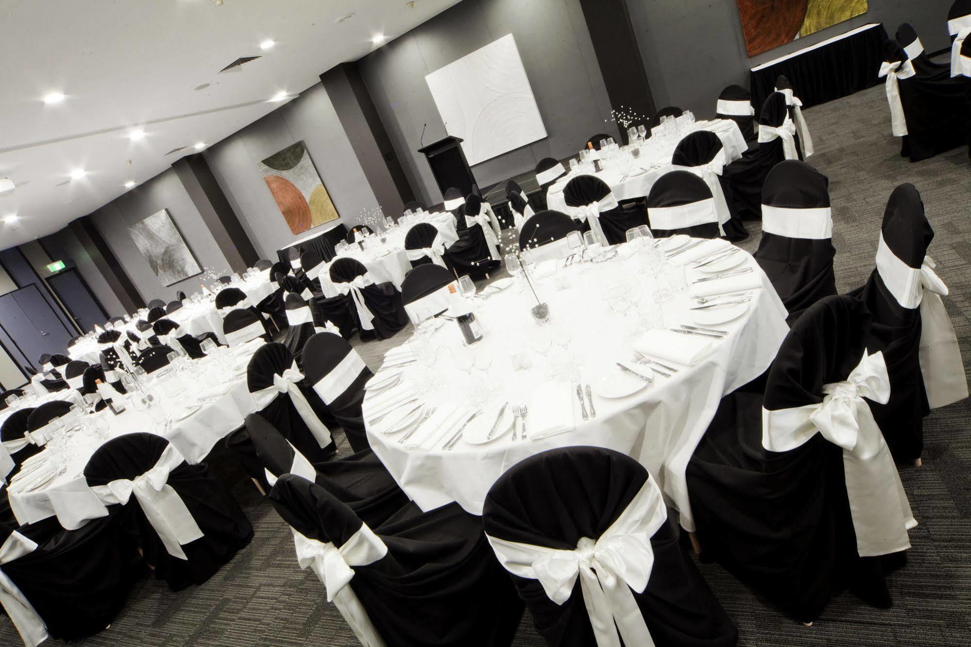 The Woden Hotel Phillip Exterior photo