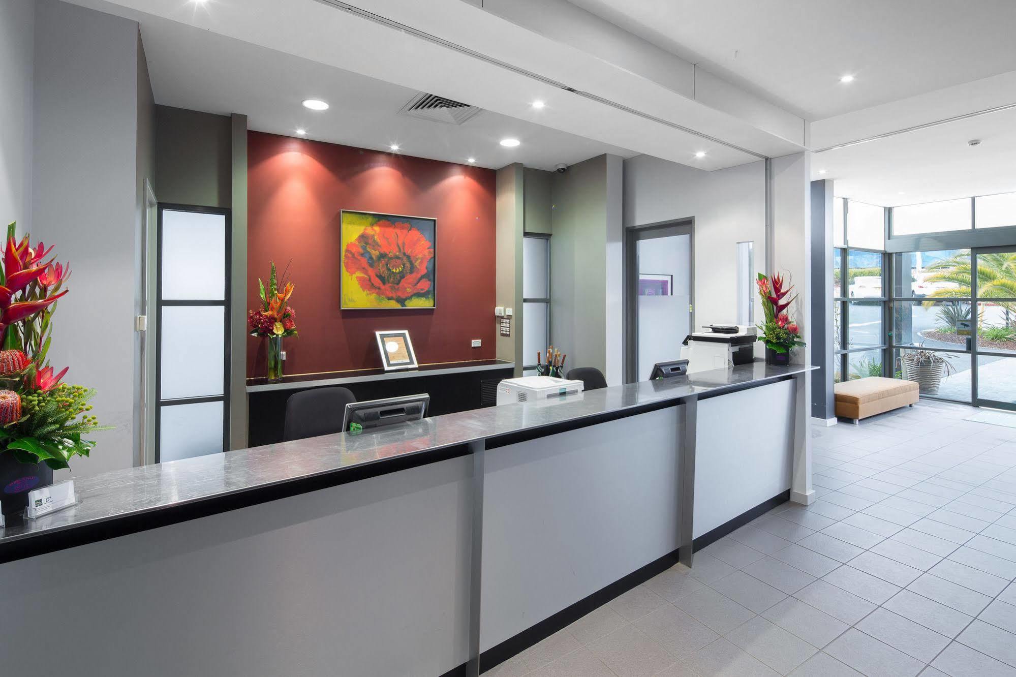 The Woden Hotel Phillip Exterior photo