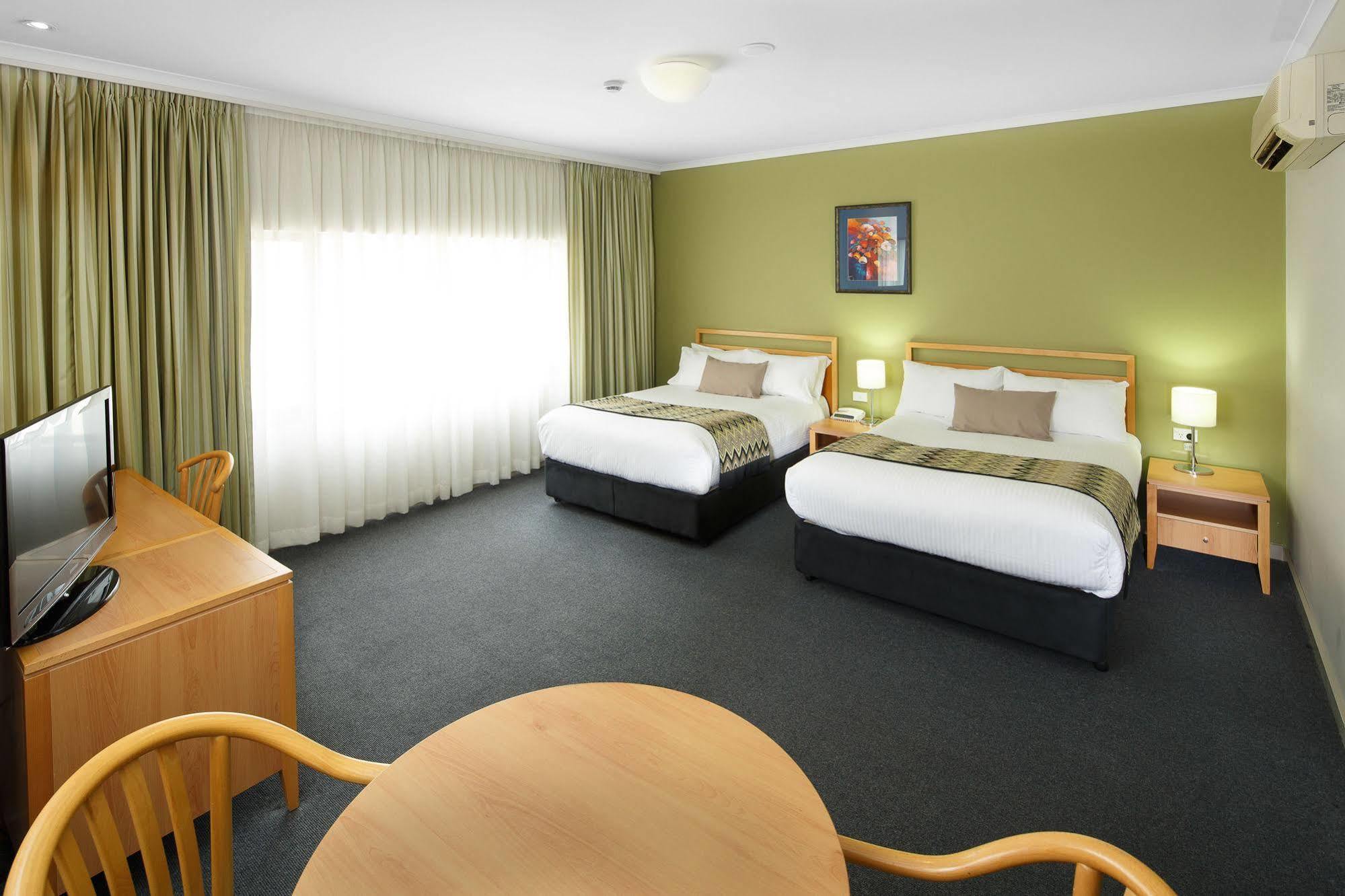 The Woden Hotel Phillip Exterior photo