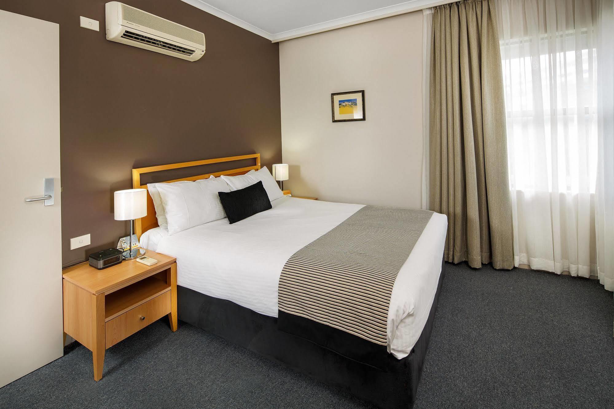 The Woden Hotel Phillip Exterior photo