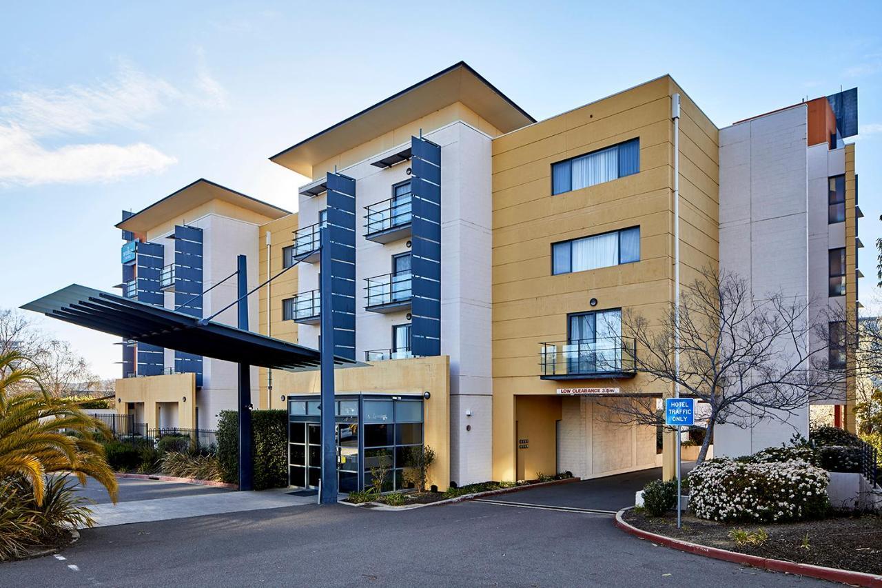 The Woden Hotel Phillip Exterior photo